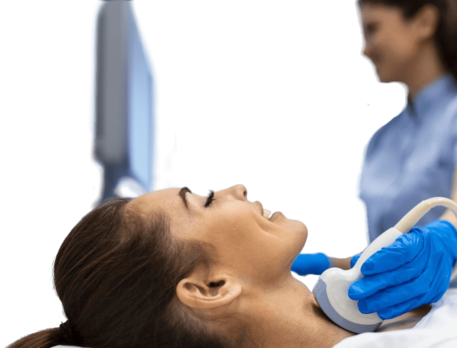 врач проводит исследование на аппарате узи